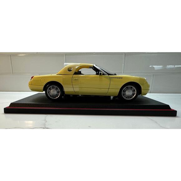 Maisto Yellow Thunderbird Show Car, Premiere Collection, 1:18 Scale - Picture 5 of 10